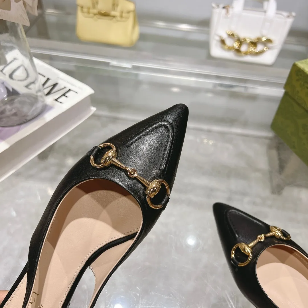 👟👟Ex-factory price 440👟👟 (genuine leather sole +40) Gucci Original GG canvas adds dazzling essence to these slingback pumps. Brown leather piping and light gold-toned hardware are complemented by beige and brown graphics. The pointed toe, elasticated straps and low heel all work together to create a comfortable fit. Upper: Made of first-layer imported patent cowhide/sheepskin lining. Outsole: Rubber non-slip outsole/genuine leather outsole. Size: 35-42 (34/41 42 customized, non-refundable)​